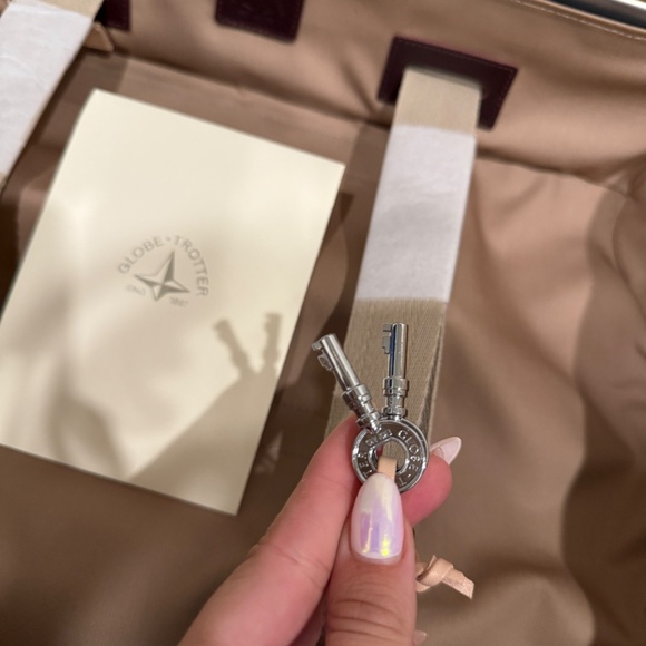 Globe-trotter Luggage- Carry-On - 4 Wheels - Ivory - Picture 7 of 11